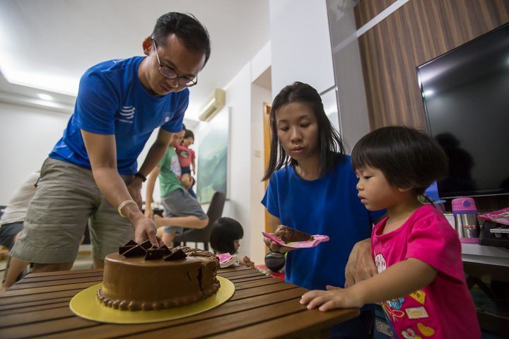 Uncle yang helps me to cut cake